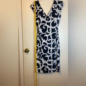 White House, black market woman sleeveless dress size 6